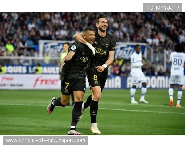 姆巴佩连续冲刺，防守端明显吃紧